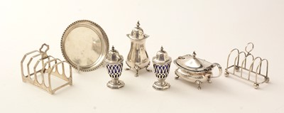 Lot 109 - A selection of silver items