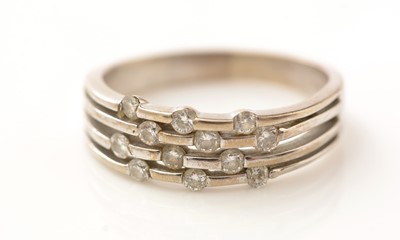 Lot 141 - A diamond dress ring