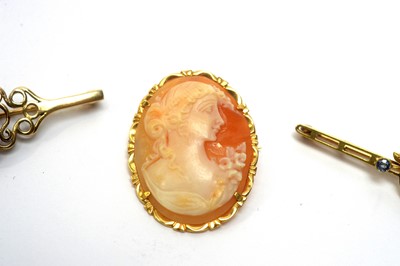 Lot 93 - A selection of three gold brooches