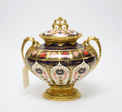 Lot 195 - A Royal Crown Derby Old Imari Litherland twin handled urn vase and cover