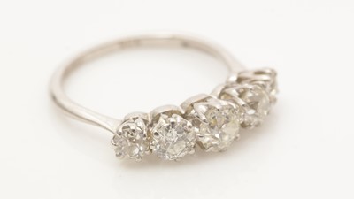 Lot 681 - A five stone diamond ring