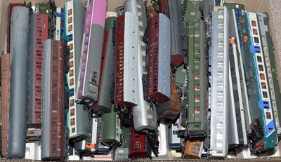 Lot 84 - A collection of approx 60 rolling stock 00-gauge carriages
