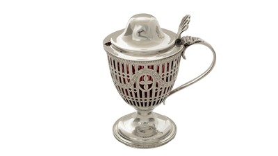 Lot 193 - A George V mustard pot