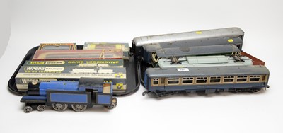 Lot 327 - A collection of model railway items
