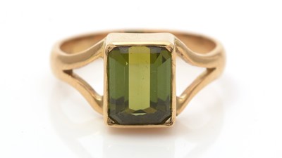 Lot 689 - A green tourmaline ring