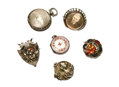 Lot 153 - A collection of brooches; and other items