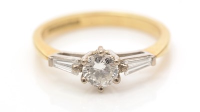 Lot 607 - A diamond ring