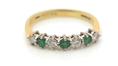 Lot 613 - An emerald and diamond ring