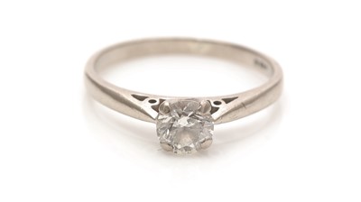 Lot 717 - A single stone solitaire diamond ring