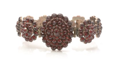 Lot 619 - A Victorian garnet bracelet