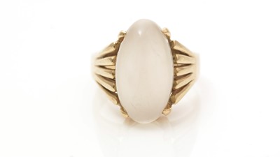 Lot 623 - A moonstone ring