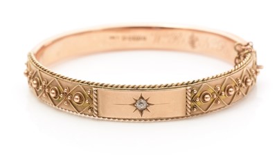 Lot 631 - An Edwardian Etruscan revival bangle