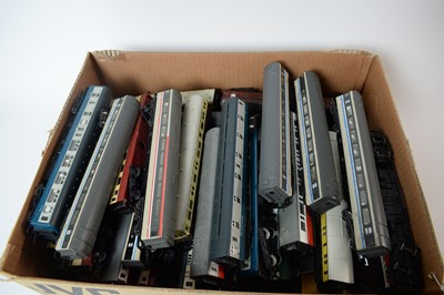 Lot 367 - A collection of 00-Gauge rolling stock passenger carriages