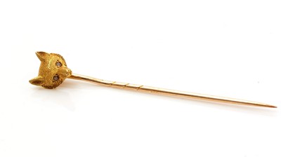 Lot 778 - An early 20th Century 18ct yellow gold fox mask pattern tie pin