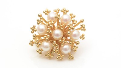 Lot 658 - A 9ct yellow gold and cultured pearl brooch