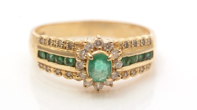 Lot 665 - An emerald and diamond ring