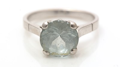 Lot 674 - An aquamarine ring