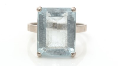 Lot 675 - An aquamarine ring