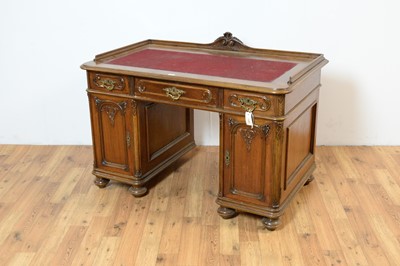 Lot 39 - An early 20th Century oak kneehole desk