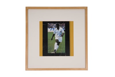 Lot 754 - An autographed photograph of Pelé