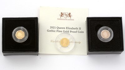 Lot 101 - A Queen Elizabeth II gold proof coin; and two one-eighth sovereigns