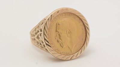 Lot 102 - A George V gold half sovereign ring