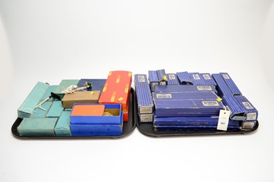 Lot 481 - A selection of Hornby Dublo 00-Gauge model railway items