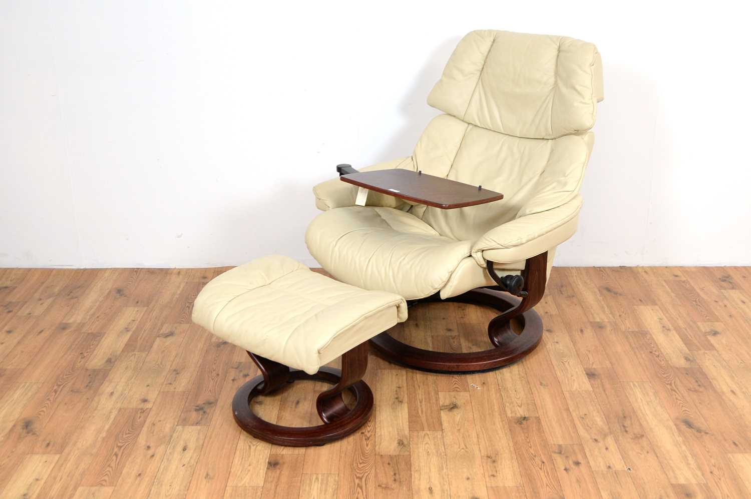 Lot 26 - Stressless Ekornes; A retro reclining swivel easychair with matching footstool