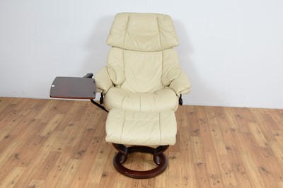Lot 26 - Stressless Ekornes; A retro reclining swivel easychair with matching footstool