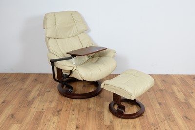 Lot 26 - Stressless Ekornes; A retro reclining swivel easychair with matching footstool