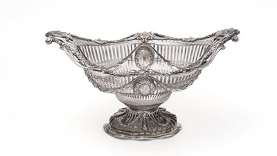 Lot 346 - An Edwardian fruit dish