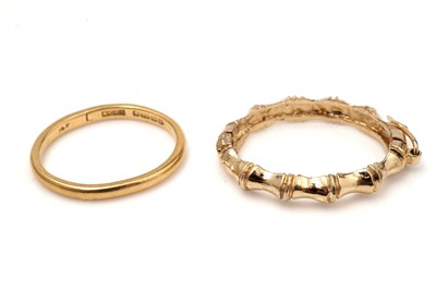 Lot 463 - A 22ct wedding band and a pendant
