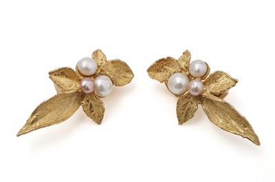 Lot 433 - A pair of 18ct yellow metal and cultured pearl ear clips