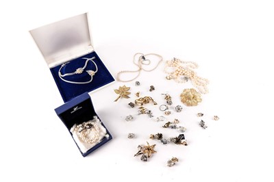 Lot 594 - A selection of costume jewellery