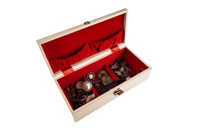 Lot 602 - A selection of costume jewellery