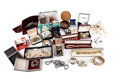 Lot 599 - A quantity of costume jewellery