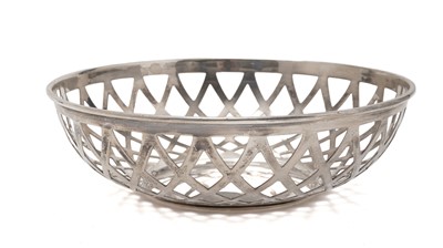 Lot 359 - A George V dish