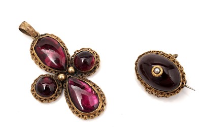 Lot 418 - A 19th Century garnet and gold cross pattern pendant and a brooch
