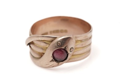 Lot 541 - An early 20th Century 9ct yellow gold snake pattern ring
