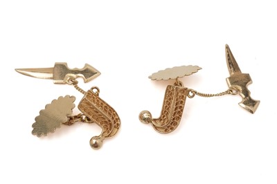 Lot 544 - An 18ct yellow gold pair of jambiya pattern cufflinks