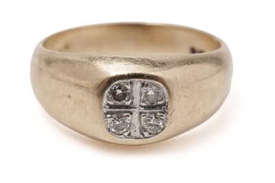Lot 559 - A four stone diamond ring