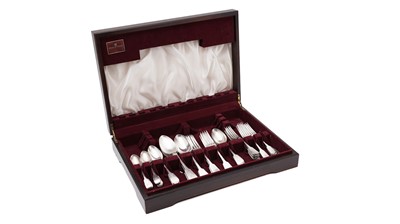 Lot 424 - A collected part service fiddle pattern flatware