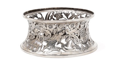 Lot 382 - A George V dish ring
