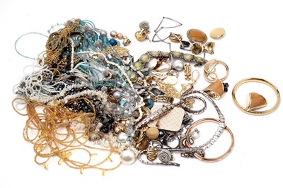 Lot 589 - A selection of costume jewellery