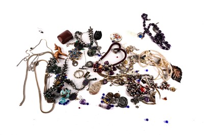 Lot 596 - A selection of costume jewellery