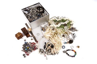 Lot 598 - A selection of costume jewellery