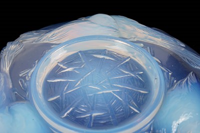 Lot 283 - An Art Deco opalescent bowl