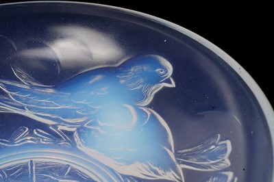 Lot 283 - An Art Deco opalescent bowl