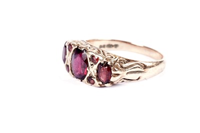 Lot 583 - A garnet ring