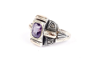 Lot 586 - An early 20th Century synthetic colour change sapphire dress ring